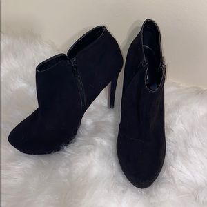 Gorgeous Black ankle boots with a buckle on side!